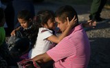 [ẢNH] Những khoảnh khắc xúc động của dòng người nhập cư ở biên giới Mỹ - Mexico